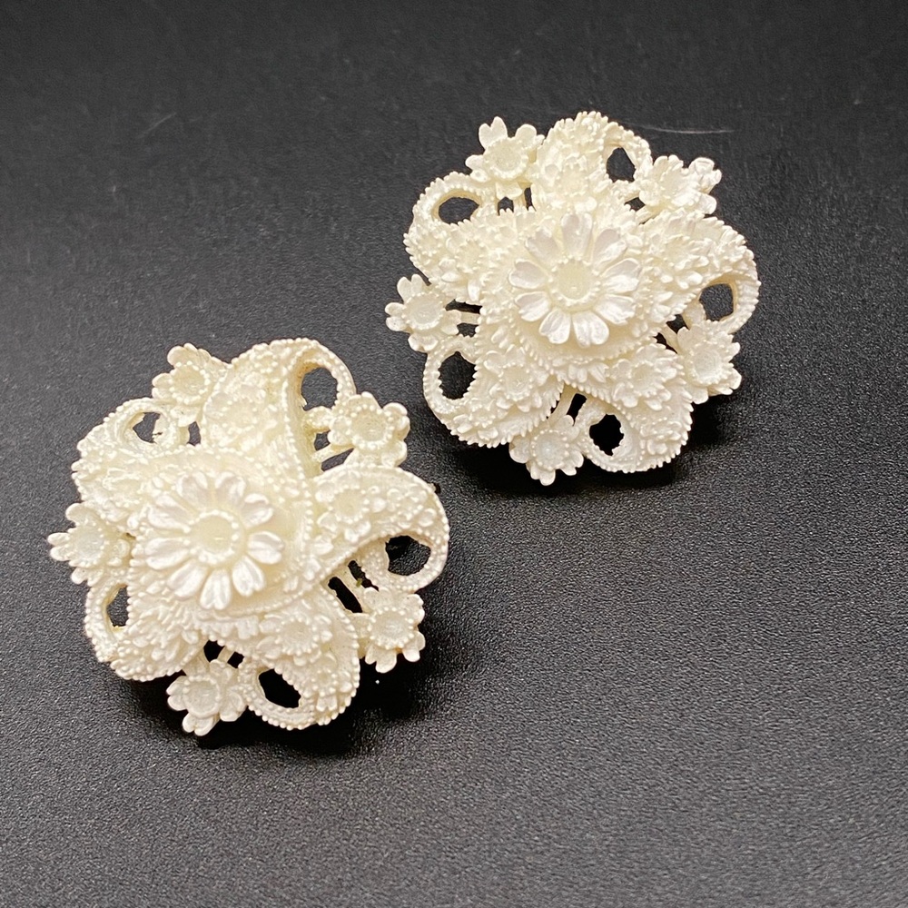 Vintage Floral Celluloid Plastic Clip On Earrings Filigree Cream White 50's